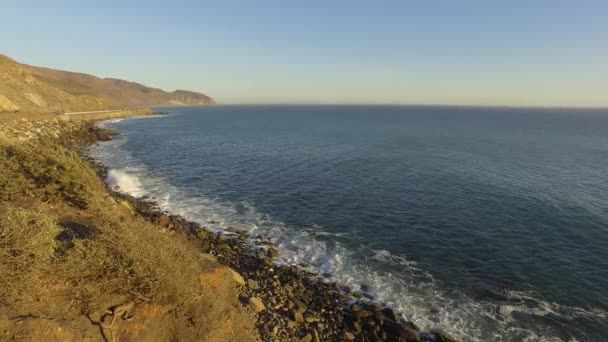 파도가 절벽에 해안 바위에 대 한 구타 — 비디오