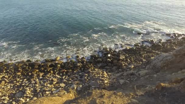 Vagues battant contre les rochers côtiers sur les falaises — Video