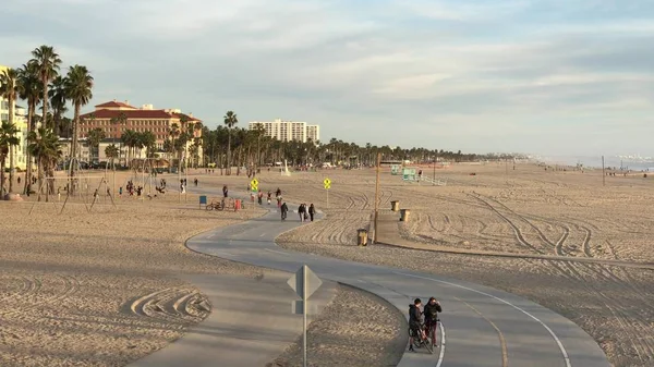 Santa Monica, Ca Usa - únor 2017 cestovní chodník dolů Beach v Santa Monice — Stock fotografie