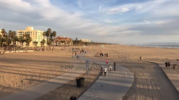 Santa monica, ca usa - februar 2017 cruising down beach sidewalk in santa monica — Stockvideo