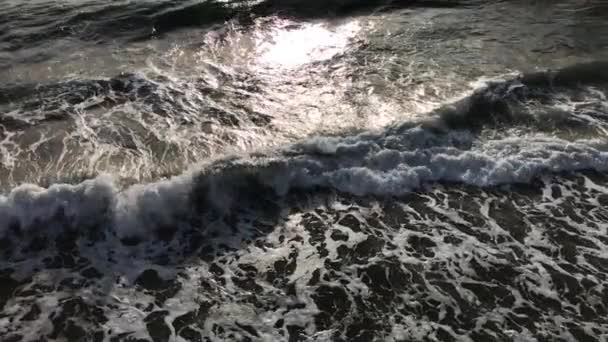 Mooie golven en stenen — Stockvideo