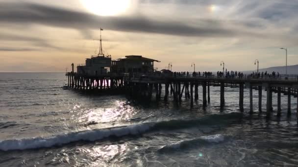 Santa Monica, Ca Usa - februari 2017 Santa Monica pier, wolken — Stockvideo