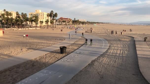 Santa Monica, CA EUA - Fevereiro 2017 Cruzeiro Down Beach Sidewalk em Santa Mônica — Vídeo de Stock
