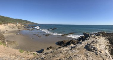 Karşı kıyı kayalıklardan buzlu yenerek dalgalar