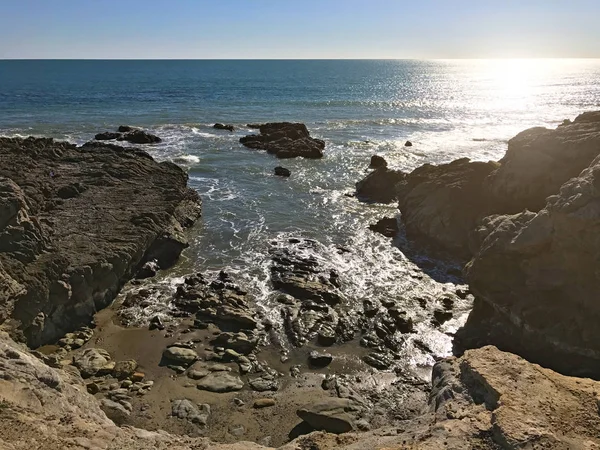 Vågorna slog mot kustnära klippor på klipporna — Stockfoto