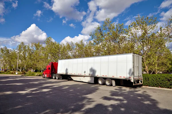 Camión en carretera con contenedor blanco, cielo azul, concepto de transporte de carga Imagen De Stock