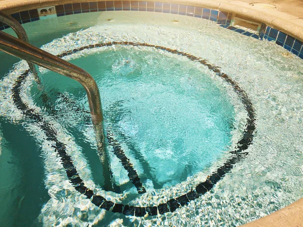 Venkovní bazén s vířivkou čistou modrou vodou pro masážní a Spa — Stock fotografie