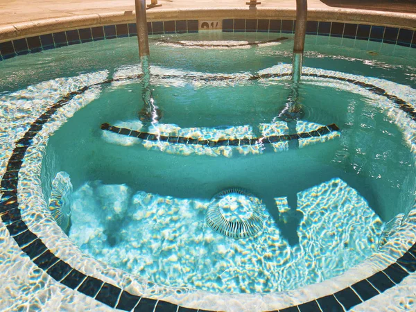 Piscina de hidromasaje al aire libre con agua azul dulce para masajes y spa — Foto de Stock