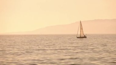 günbatımı karşı yelken yat. skyline yelkenli, yatay yaşam tarzı tatil. Yatçılık turizm - deniz akşam yürüyüş. Lüks Yat deniz günbatımı sırasında romantik gezi