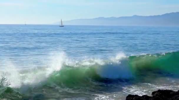 4k aerial clip tilting up over a beach in Malibu — Stock Video