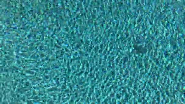 Blauw zwembad rimpelwater detail — Stockvideo