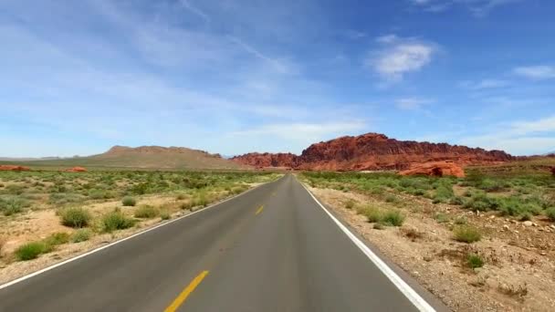 Increíblemente hermoso paisaje en el sur de Nevada, Valley of Fire State Park USA. Movimiento suave de la cámara a lo largo del camino . — Vídeo de stock