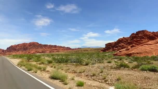 Ongelooflijk mooi landschap in Southern Nevada, vallei van de V.s. van de brand State Park. Vloeiende camerabewegingen langs de weg. — Stockvideo