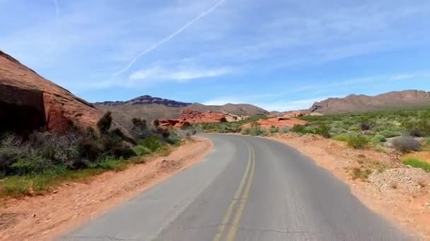 Paisagem incrivelmente bonita no sul de Nevada, Valley of Fire State Park EUA. Movimento suave da câmera ao longo da estrada . — Vídeo de Stock