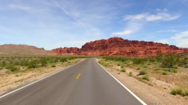 Güney Nevada, yangın State Park vadi ABD inanılmaz güzel manzara. Yol boyunca pürüzsüz kamera hareketi.