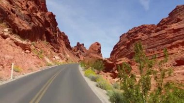 Güney Nevada, yangın State Park vadi ABD inanılmaz güzel manzara. Yol boyunca pürüzsüz kamera hareketi.