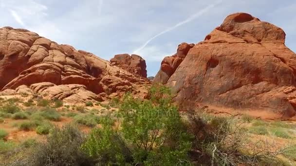 Increíblemente hermoso paisaje en el sur de Nevada, Valley of Fire State Park USA. Movimiento suave de la cámara a lo largo del camino . — Vídeos de Stock