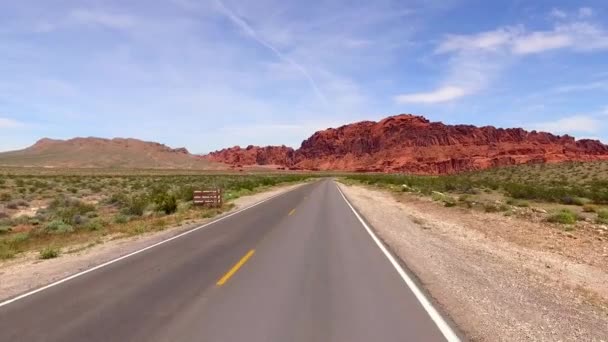 Otroligt vackert landskap i södra Nevada, Valley of Fire State Park Usa. Smidig kamerarörelse längs vägen. — Stockvideo
