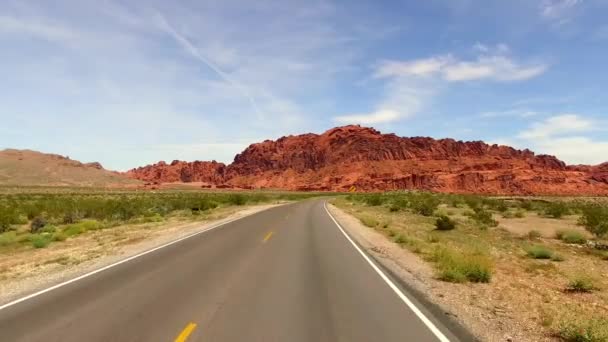 Ongelooflijk mooi landschap in Southern Nevada, vallei van de V.s. van de brand State Park. Vloeiende camerabewegingen langs de weg. — Stockvideo