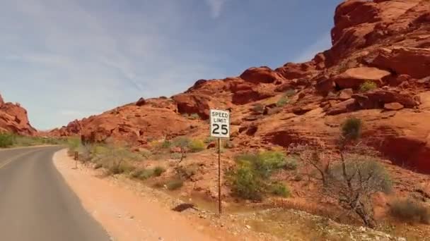 Unglaublich schöne landschaft im südlichen nevada, tal of fire state park usa. reibungslose Kamerafahrt auf der Straße. — Stockvideo