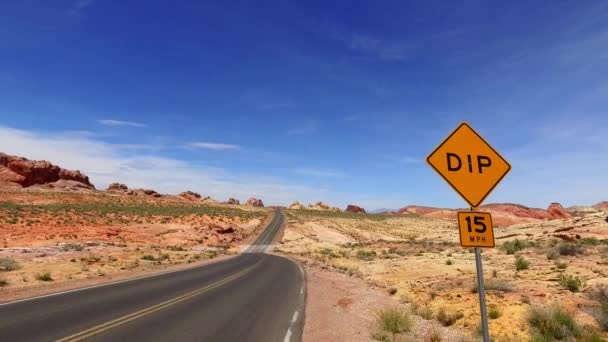 Otroligt vackert landskap i södra Nevada, Valley of Fire State Park Usa. Smidig kamerarörelse längs vägen. — Stockvideo