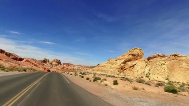 Güney Nevada, yangın State Park vadi ABD inanılmaz güzel manzara. Yol boyunca pürüzsüz kamera hareketi.