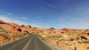 Güney Nevada, yangın State Park vadi ABD inanılmaz güzel manzara. Yol boyunca pürüzsüz kamera hareketi.