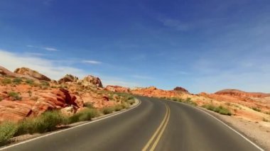 Güney Nevada, yangın State Park vadi ABD inanılmaz güzel manzara. Yol boyunca pürüzsüz kamera hareketi.