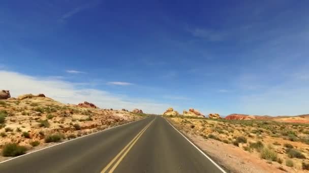 Paysage incroyablement beau dans le sud du Nevada, Valley of Fire State Park États-Unis. Mouvement fluide de la caméra le long de la route . — Video