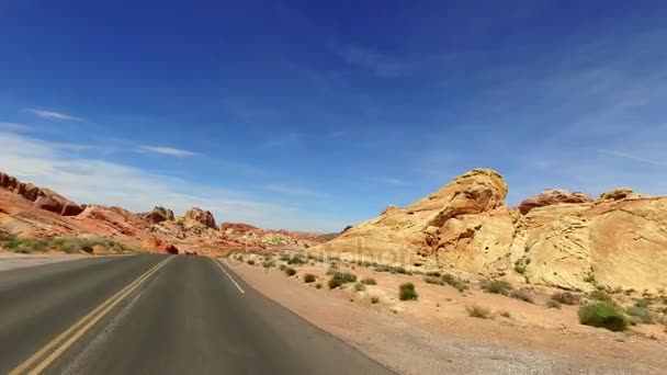 Increíblemente hermoso paisaje en el sur de Nevada, Valley of Fire State Park USA. Movimiento suave de la cámara a lo largo del camino . — Vídeos de Stock