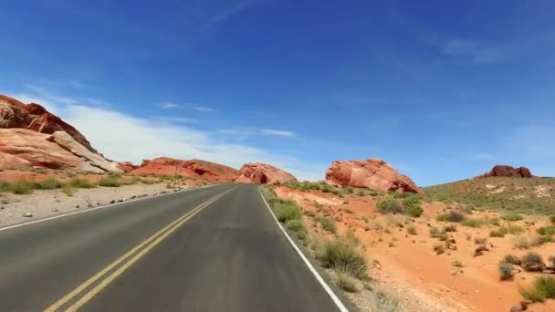 Increíblemente hermoso paisaje en el sur de Nevada, Valley of Fire State Park USA. Movimiento suave de la cámara a lo largo del camino . — Vídeo de stock