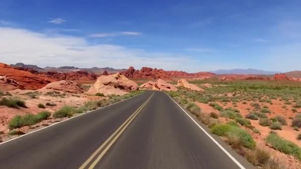 Increíblemente hermoso paisaje en el sur de Nevada, Valley of Fire State Park USA. Movimiento suave de la cámara a lo largo del camino . — Vídeo de stock