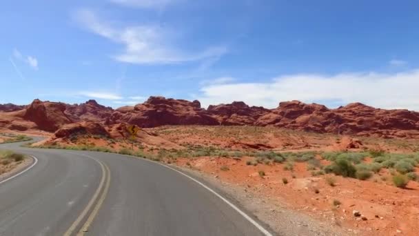 Paysage incroyablement beau dans le sud du Nevada, Valley of Fire State Park États-Unis. Mouvement fluide de la caméra le long de la route . — Video