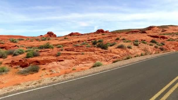 Hihetetlenül gyönyörű a táj déli Nevada, Valley of Fire State Park-Usa-ban. Sima kamera mozgás az út mentén. — Stock videók