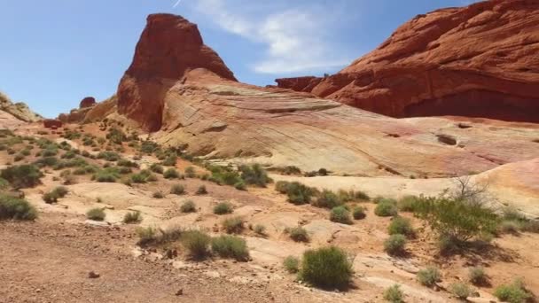 Increíblemente hermoso paisaje en el sur de Nevada, Valley of Fire State Park USA. Movimiento suave de la cámara a lo largo del camino . — Vídeos de Stock