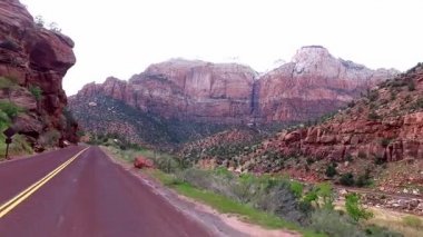 Zion National Park, Washington County, Utah ABD inanılmaz güzel manzara. Yol boyunca pürüzsüz kamera hareketi.