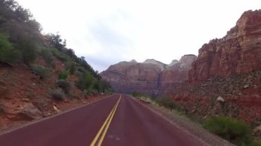 Zion National Park, Washington County, Utah ABD inanılmaz güzel manzara. Yol boyunca pürüzsüz kamera hareketi.