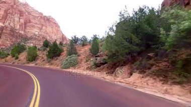 Zion National Park, Washington County, Utah ABD inanılmaz güzel manzara. Yol boyunca pürüzsüz kamera hareketi.