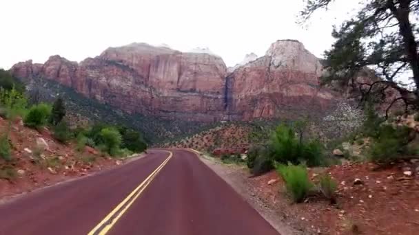 Paisagem incrivelmente bonita no Parque Nacional de Zion, Condado de Washington, Utah EUA. Movimento suave da câmera ao longo da estrada . — Vídeo de Stock