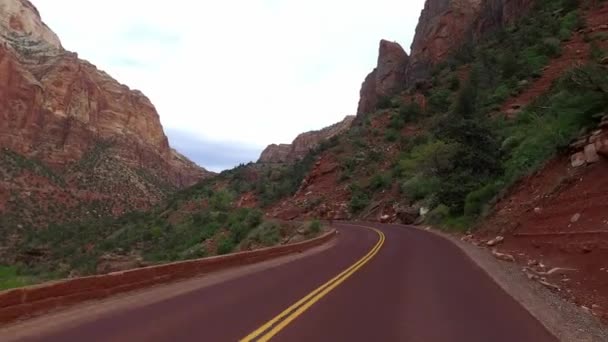 Paisagem incrivelmente bonita no Parque Nacional de Zion, Condado de Washington, Utah EUA. Movimento suave da câmera ao longo da estrada . — Vídeo de Stock