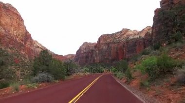Zion National Park, Washington County, Utah ABD inanılmaz güzel manzara. Yol boyunca pürüzsüz kamera hareketi.