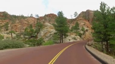 Zion National Park, Washington County, Utah ABD inanılmaz güzel manzara. Yol boyunca pürüzsüz kamera hareketi.
