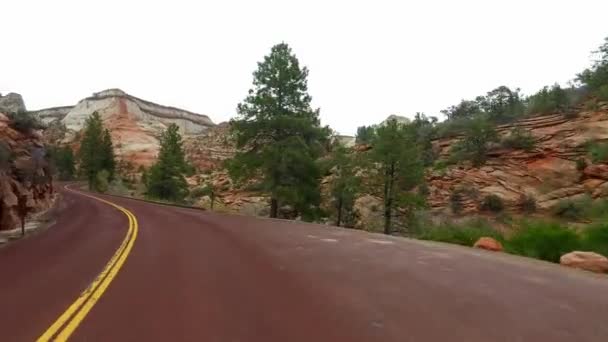 Increíblemente hermoso paisaje en el Parque Nacional Zion, Condado de Washington, Utah, EE.UU.. Movimiento suave de la cámara a lo largo del camino . — Vídeo de stock