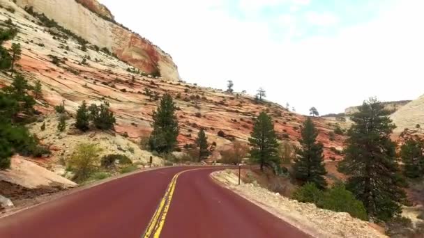 Increíblemente hermoso paisaje en el Parque Nacional Zion, Condado de Washington, Utah, EE.UU.. Movimiento suave de la cámara a lo largo del camino . — Vídeo de stock