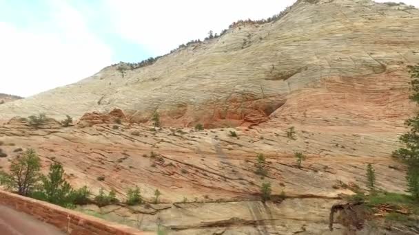 Paisagem incrivelmente bonita no Parque Nacional de Zion, Condado de Washington, Utah EUA. Movimento suave da câmera ao longo da estrada . — Vídeo de Stock