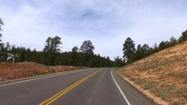 Bryce Canyon bahar Road Pov sürüş inanılmaz güzel manzara. Jeolojik oluşum hava su erozyonu. Doğa ekolojik hassas peyzaj ve Turizm hedef