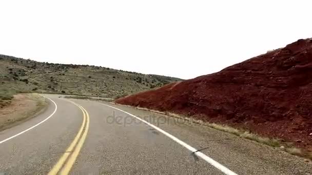 İnanılmaz güzel bahar manzara Utah. POV sürüş yol. Jeolojik oluşum hava su erozyonu. Doğa ekolojik hassas peyzaj ve Turizm hedef — Stok video