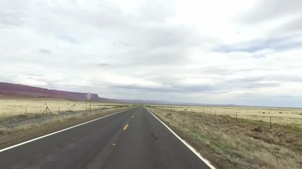 在犹他州的令人难以置信的美丽的春天风景。道路行驶 Pov。地质形成天气水侵蚀。自然生态敏感的景观和旅游目的地 — 图库视频影像