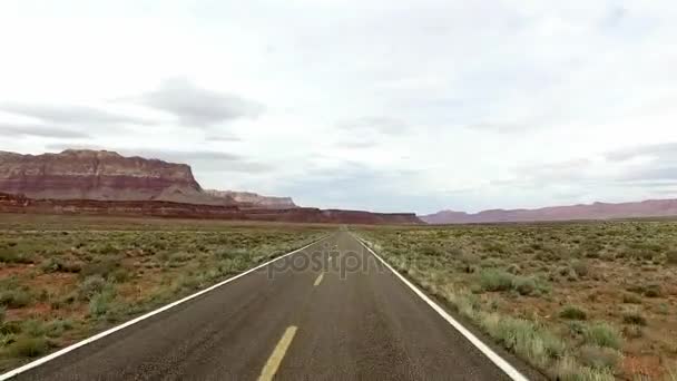 İnanılmaz güzel bahar manzara Utah. POV sürüş yol. Jeolojik oluşum hava su erozyonu. Doğa ekolojik hassas peyzaj ve Turizm hedef — Stok video