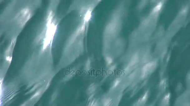 Modré vody Tichého oceánu. Teplý letní den — Stock video